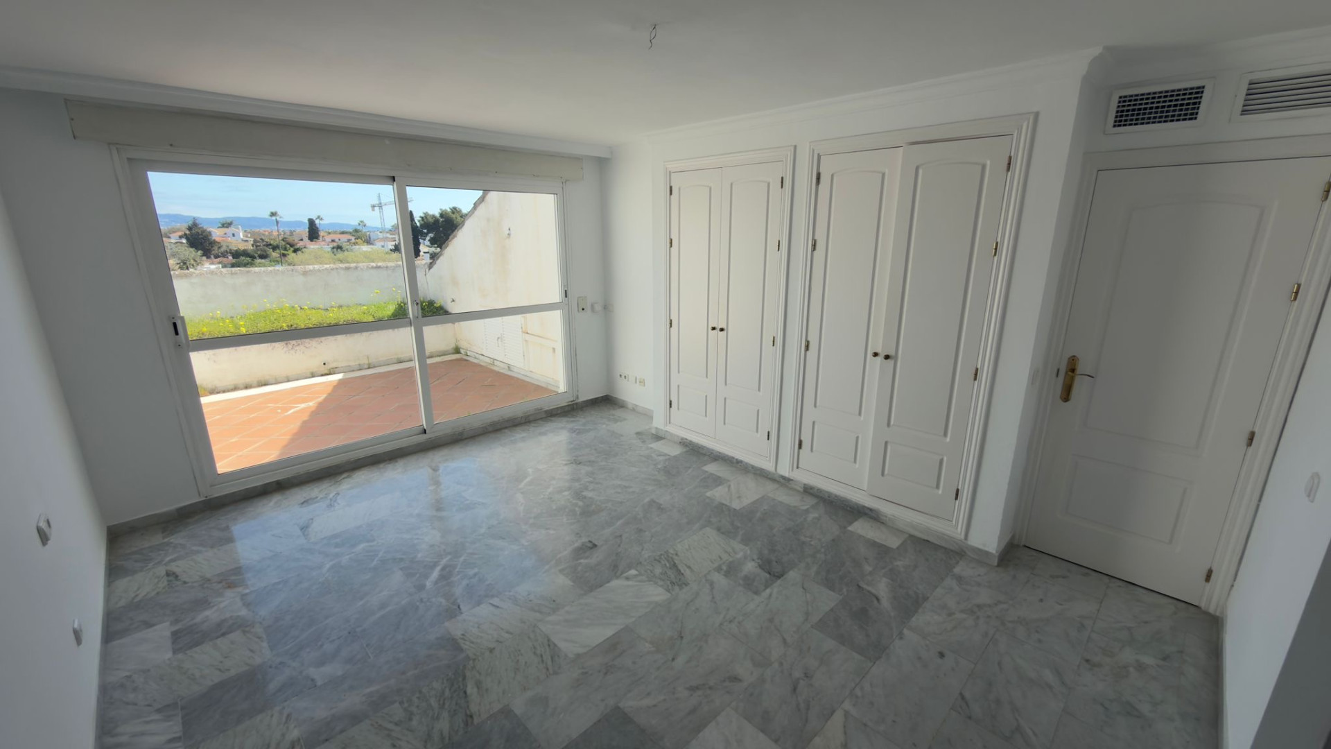 ÁTICO DÚPLEX EN GUADALMINA BAJA – 290 m² | 5 SUITES | 3 GARAJES | GRAN OPORTUNIDAD