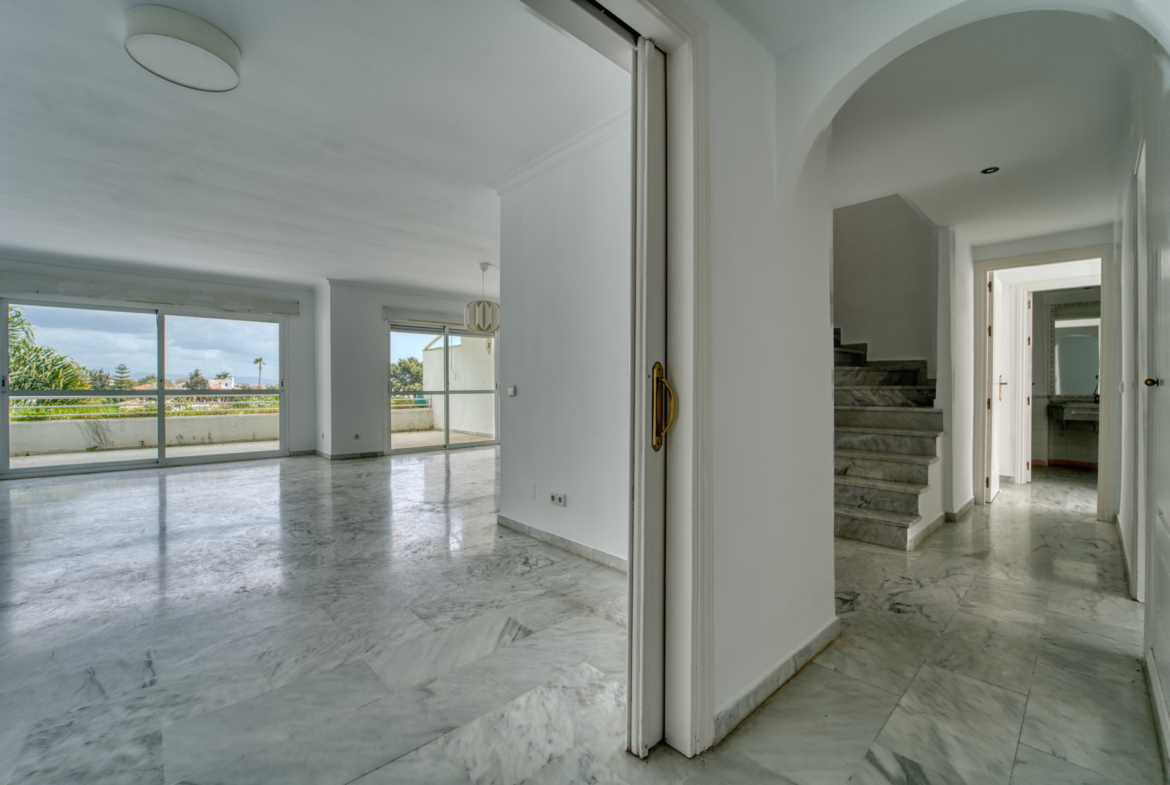ÁTICO DÚPLEX EN GUADALMINA BAJA – 290 m² | 5 SUITES | 3 GARAJES | GRAN OPORTUNIDAD