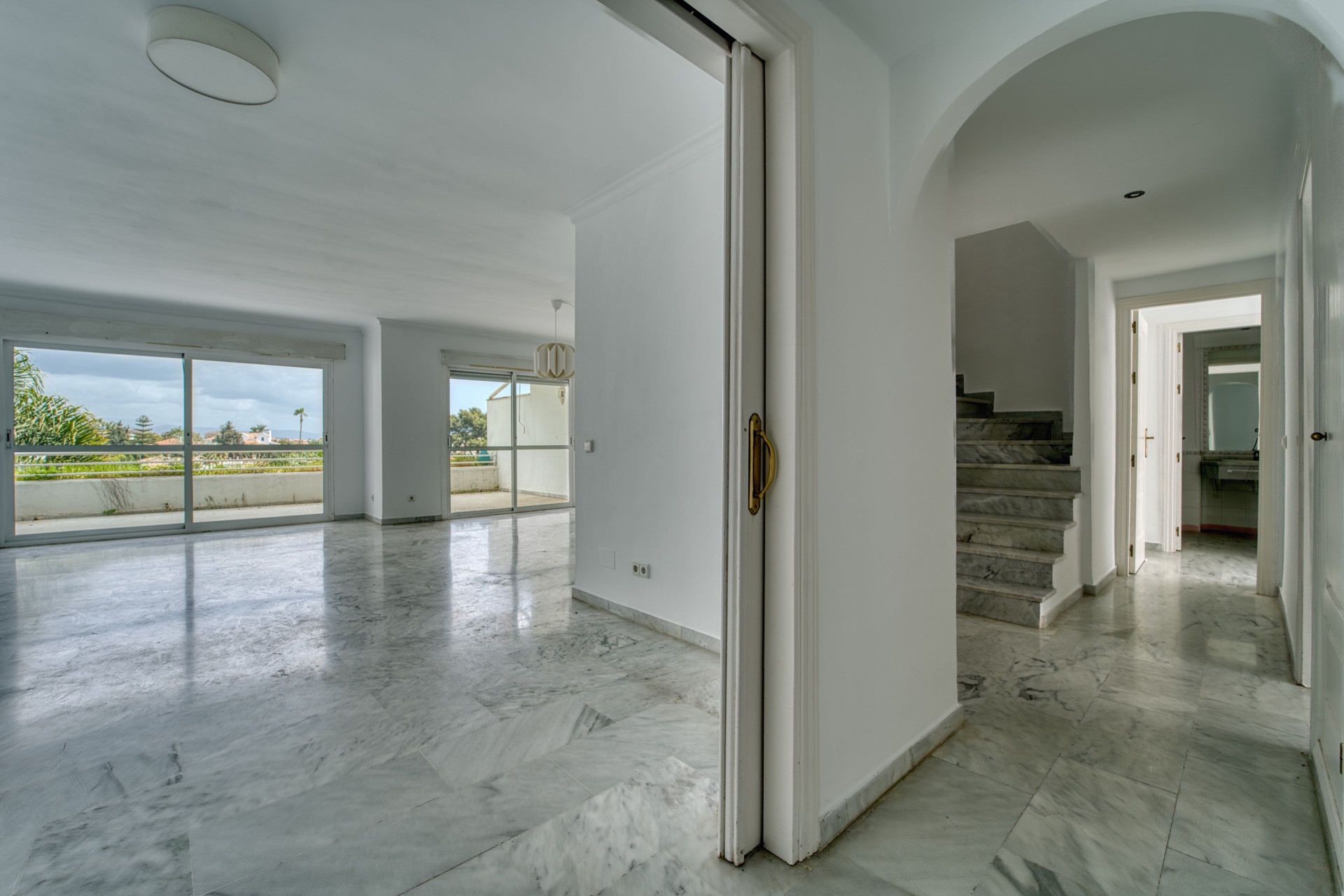 ÁTICO DÚPLEX EN GUADALMINA BAJA – 290 m² | 5 SUITES | 3 GARAJES | GRAN OPORTUNIDAD