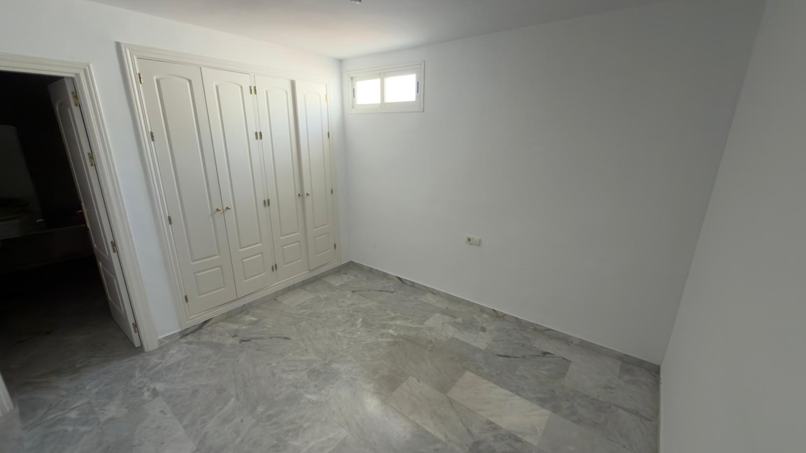 ÁTICO DÚPLEX EN GUADALMINA BAJA – 290 m² | 5 SUITES | 3 GARAJES | GRAN OPORTUNIDAD