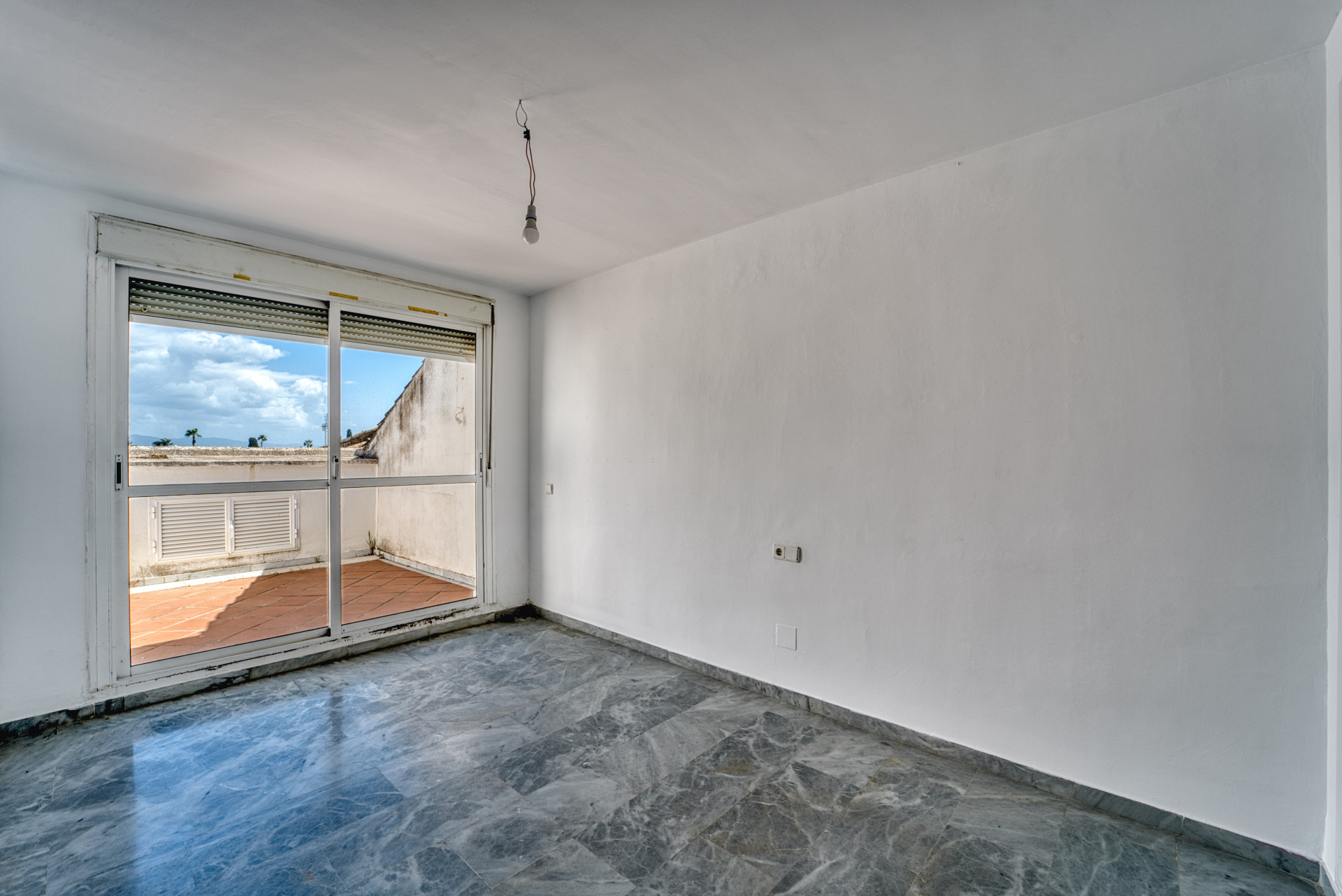 ÁTICO DÚPLEX EN GUADALMINA BAJA – 290 m² | 5 SUITES | 3 GARAJES | GRAN OPORTUNIDAD