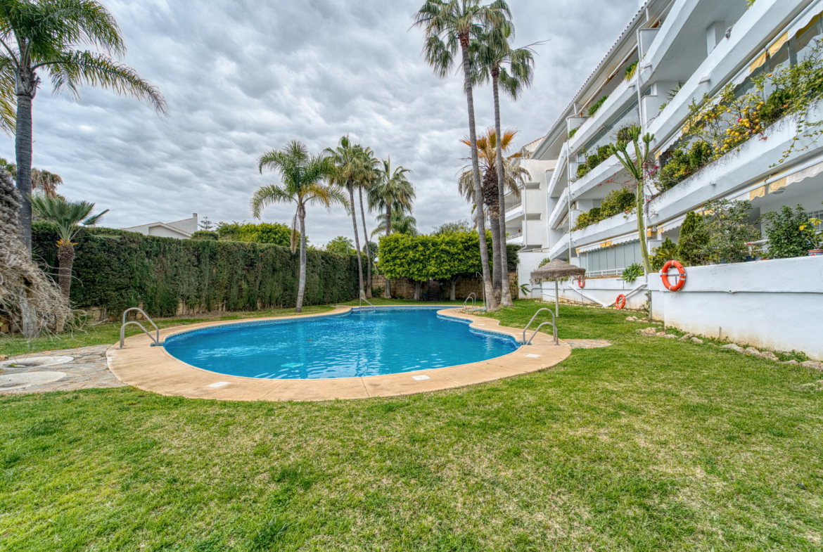 ÁTICO DÚPLEX EN GUADALMINA BAJA – 290 m² | 5 SUITES | 3 GARAJES | GRAN OPORTUNIDAD