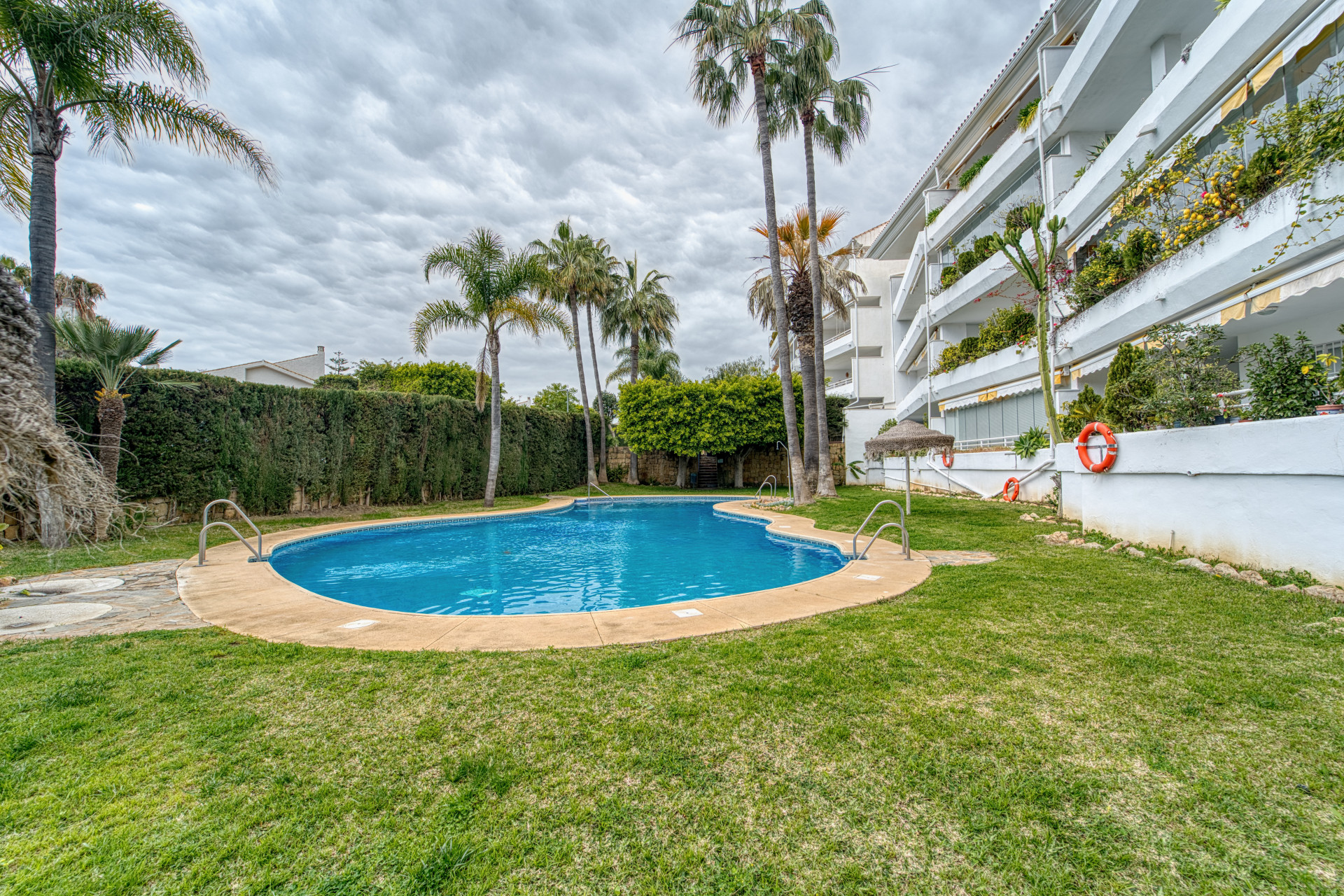 ÁTICO DÚPLEX EN GUADALMINA BAJA – 290 m² | 5 SUITES | 3 GARAJES | GRAN OPORTUNIDAD