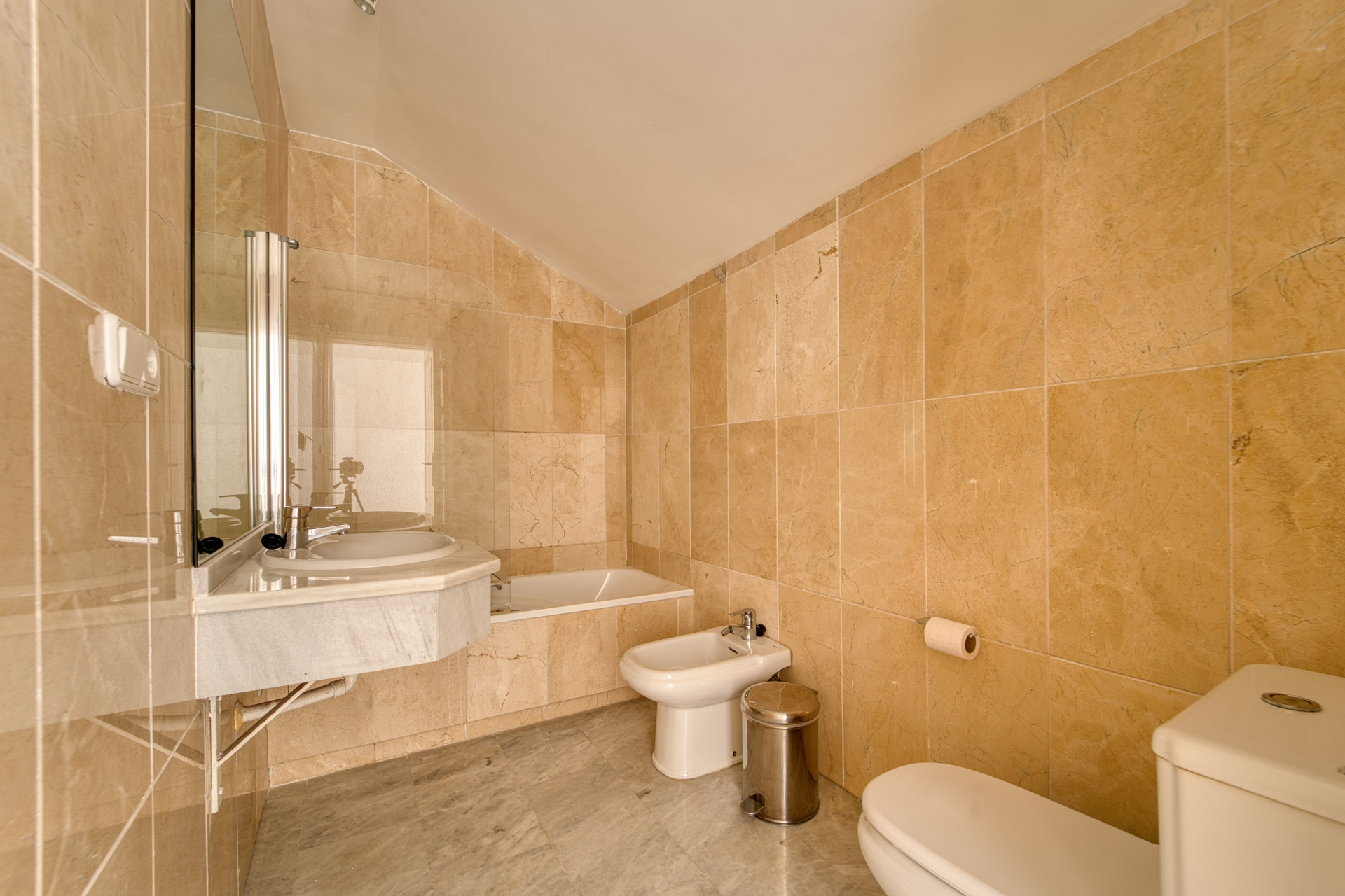 ÁTICO DÚPLEX EN GUADALMINA BAJA – 290 m² | 5 SUITES | 3 GARAJES | GRAN OPORTUNIDAD