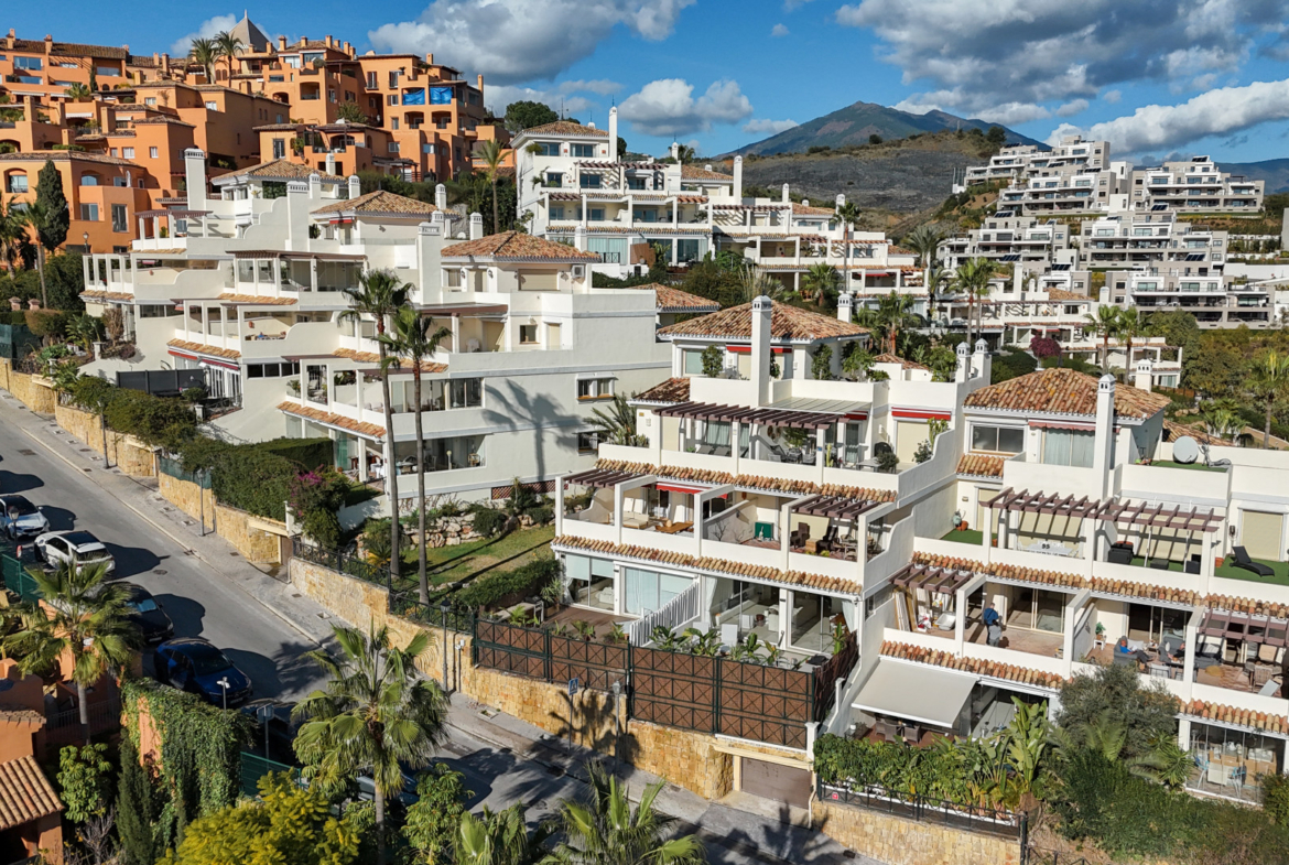 Apartamento de 3 Dormitorios recién reformado con vistas al mar y la montaña en Nueva Andalucia