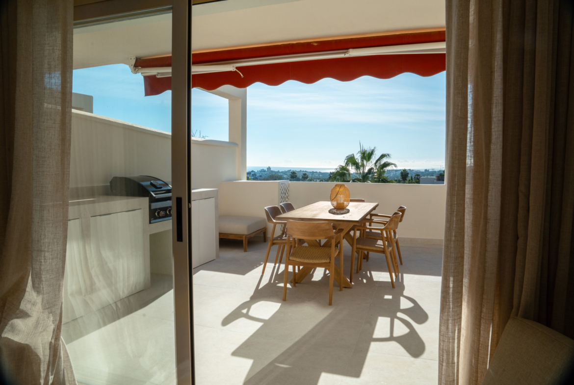 Apartamento de 3 Dormitorios recién reformado con vistas al mar y la montaña en Nueva Andalucia