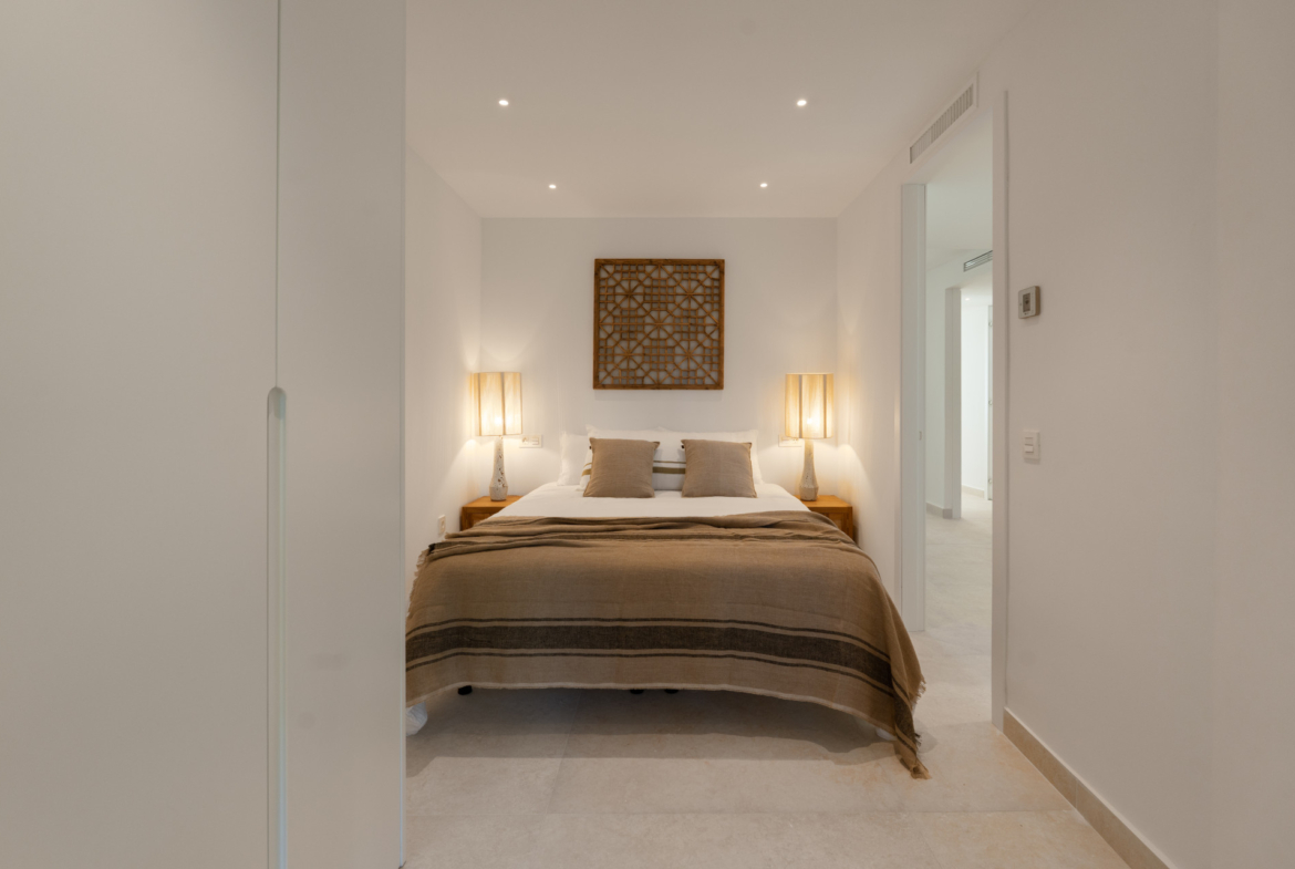 Apartamento de 3 Dormitorios recién reformado con vistas al mar y la montaña en Nueva Andalucia