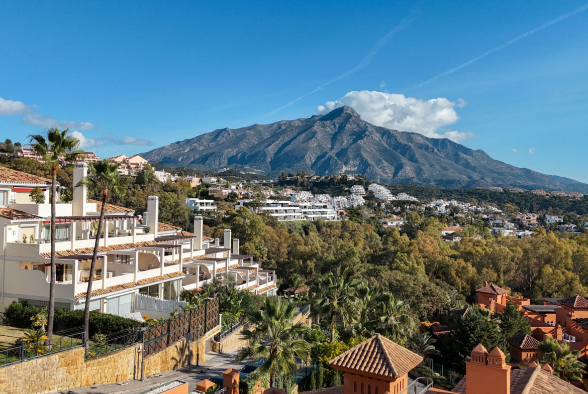 Apartamento de 3 Dormitorios recién reformado con vistas al mar y la montaña en Nueva Andalucia