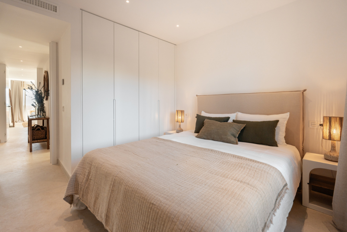 Apartamento de 3 Dormitorios recién reformado con vistas al mar y la montaña en Nueva Andalucia