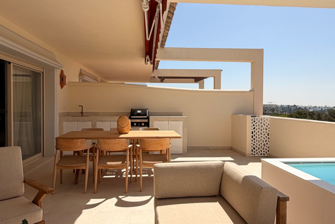Apartamento de 3 Dormitorios recién reformado con vistas al mar y la montaña en Nueva Andalucia