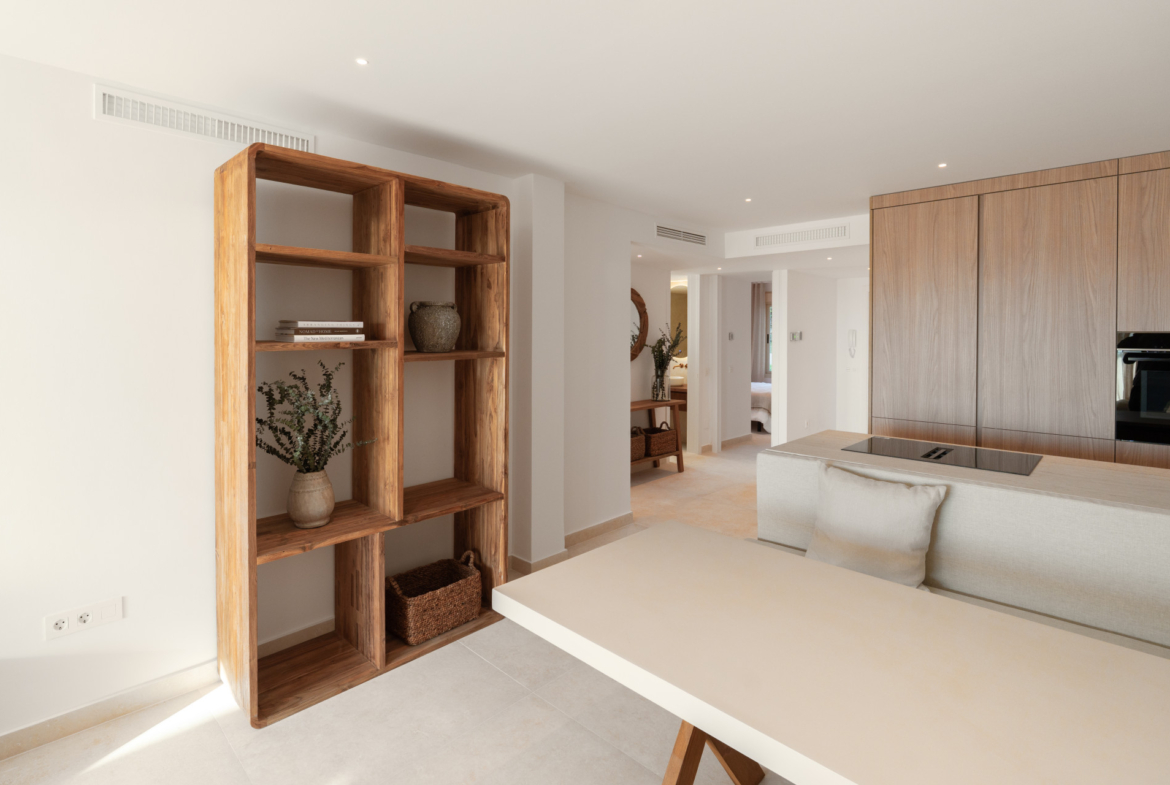 Apartamento de 3 Dormitorios recién reformado con vistas al mar y la montaña en Nueva Andalucia