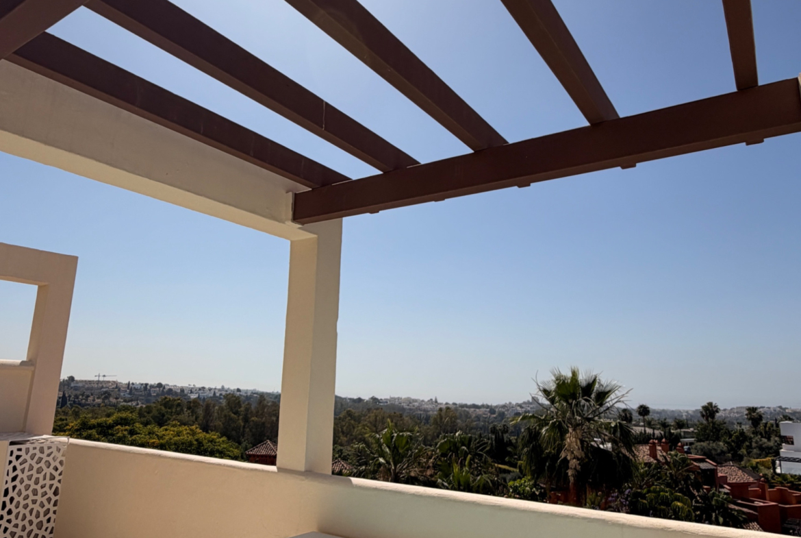 Apartamento de 3 Dormitorios recién reformado con vistas al mar y la montaña en Nueva Andalucia