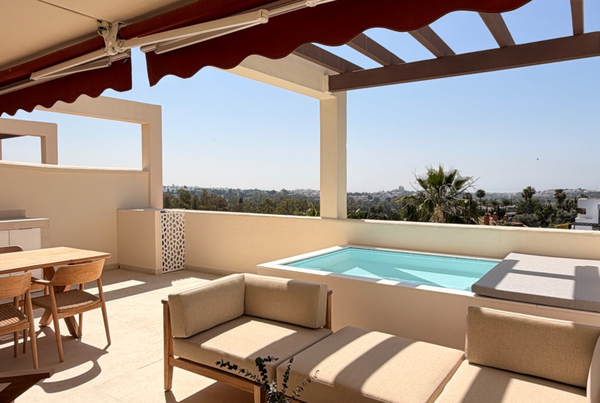 Apartamento de 3 Dormitorios recién reformado con vistas al mar y la montaña en Nueva Andalucia