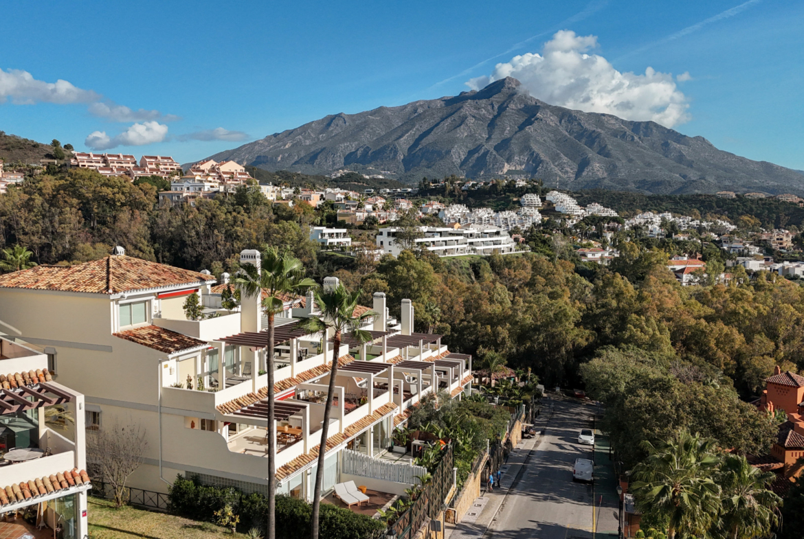Apartamento de 3 Dormitorios recién reformado con vistas al mar y la montaña en Nueva Andalucia