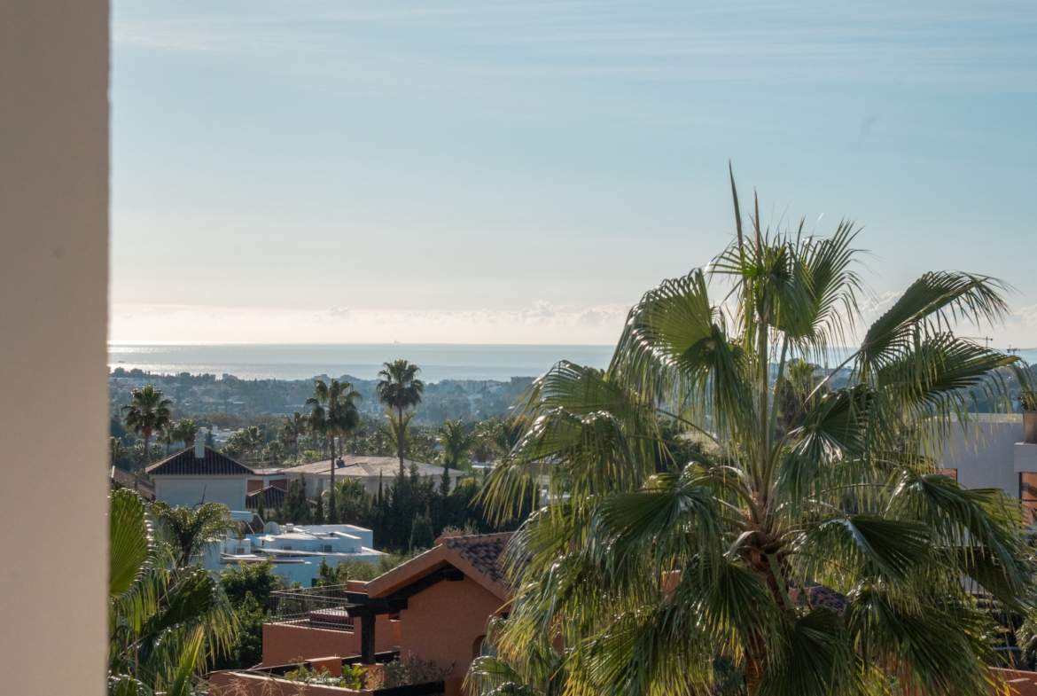 Apartamento de 3 Dormitorios recién reformado con vistas al mar y la montaña en Nueva Andalucia