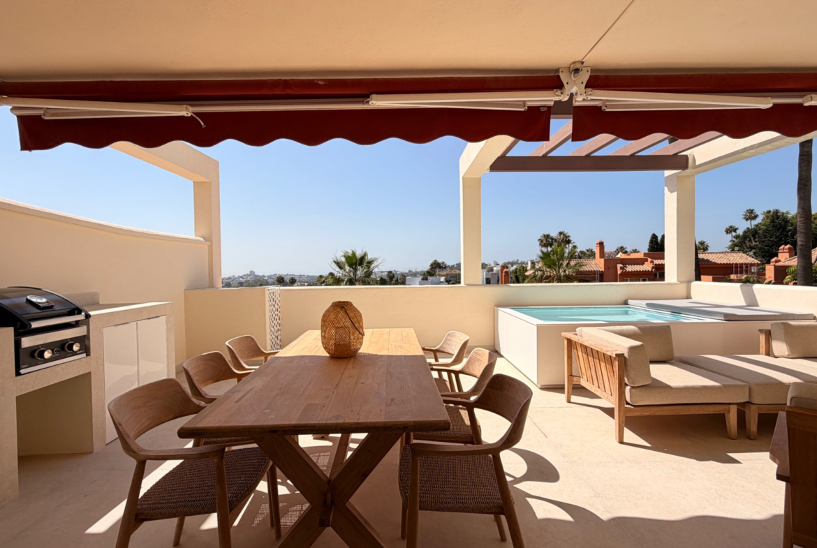 Apartamento de 3 Dormitorios recién reformado con vistas al mar y la montaña en Nueva Andalucia