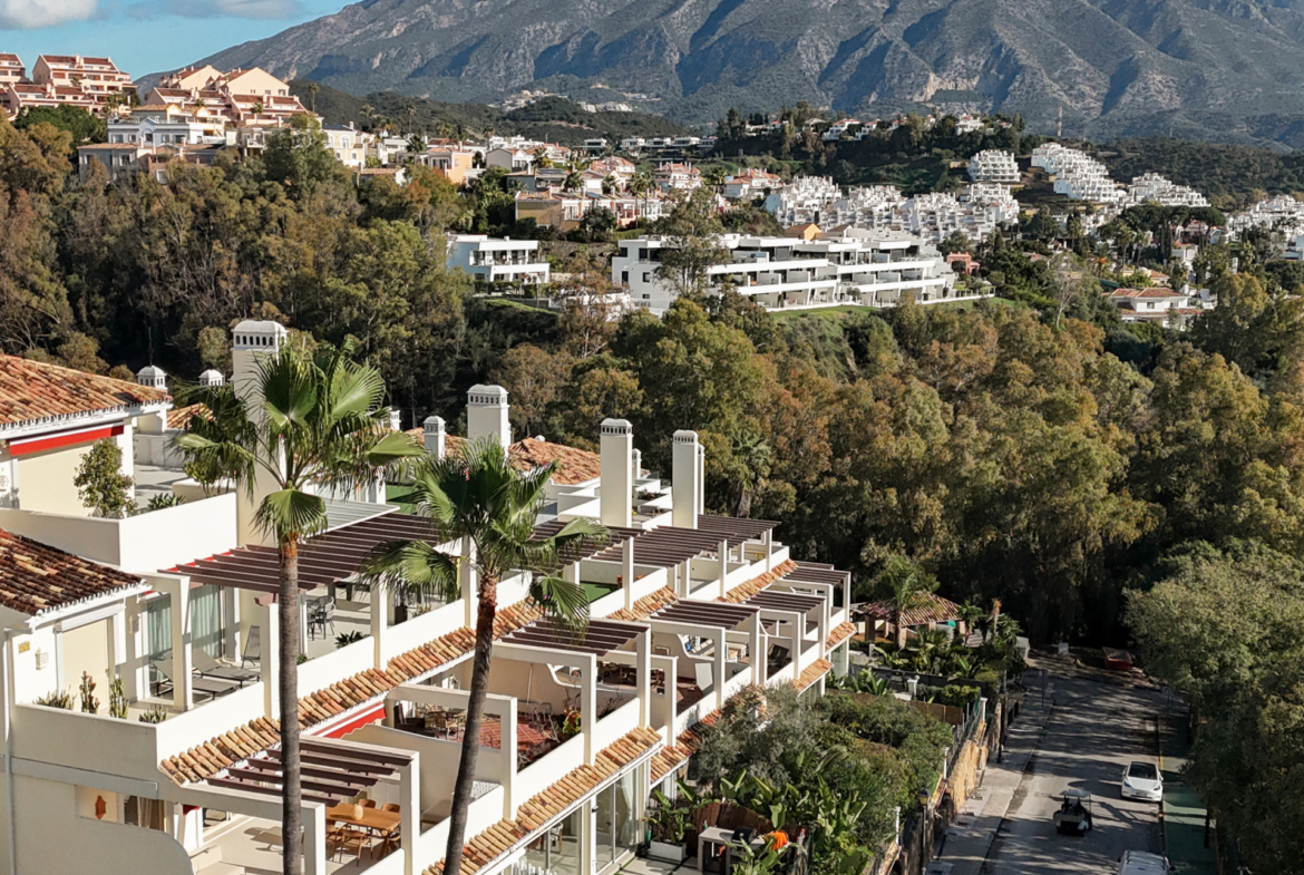Apartamento de 3 Dormitorios recién reformado con vistas al mar y la montaña en Nueva Andalucia