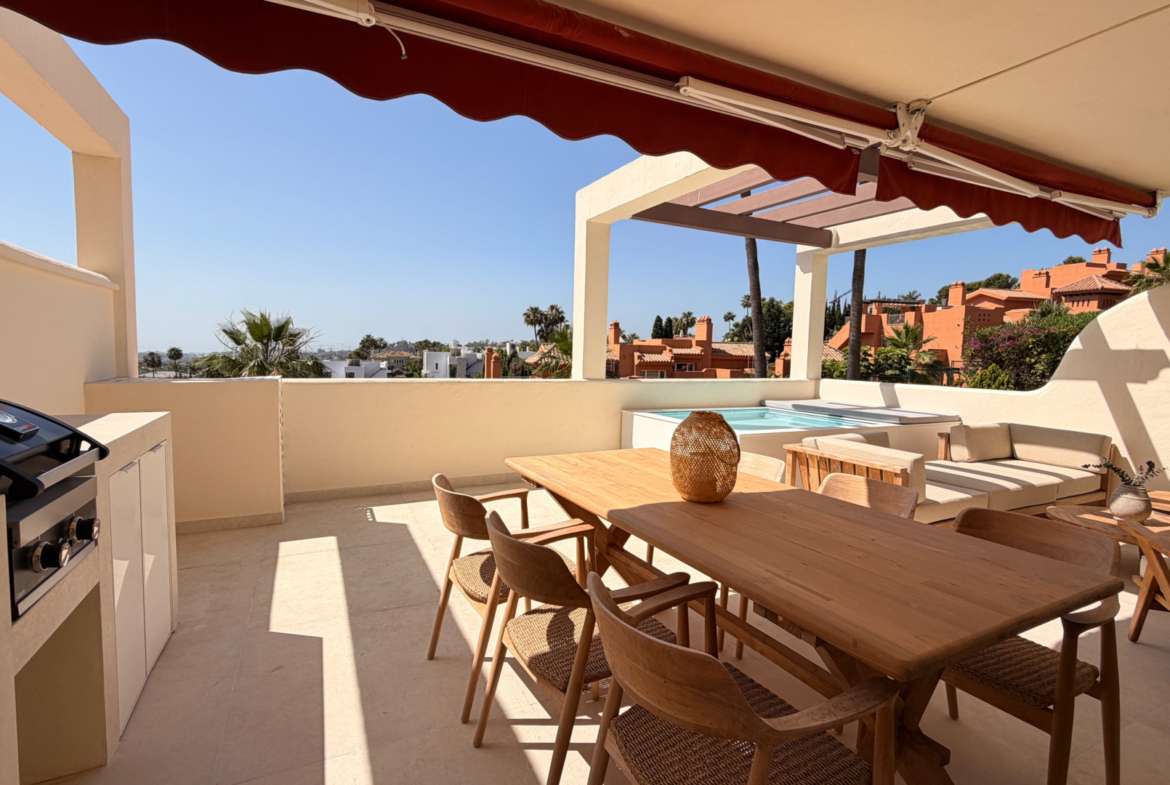 Apartamento de 3 Dormitorios recién reformado con vistas al mar y la montaña en Nueva Andalucia