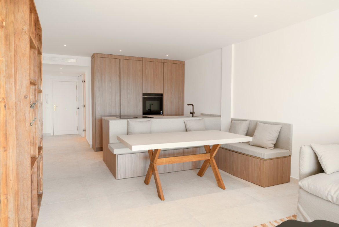 Apartamento de 3 Dormitorios recién reformado con vistas al mar y la montaña en Nueva Andalucia