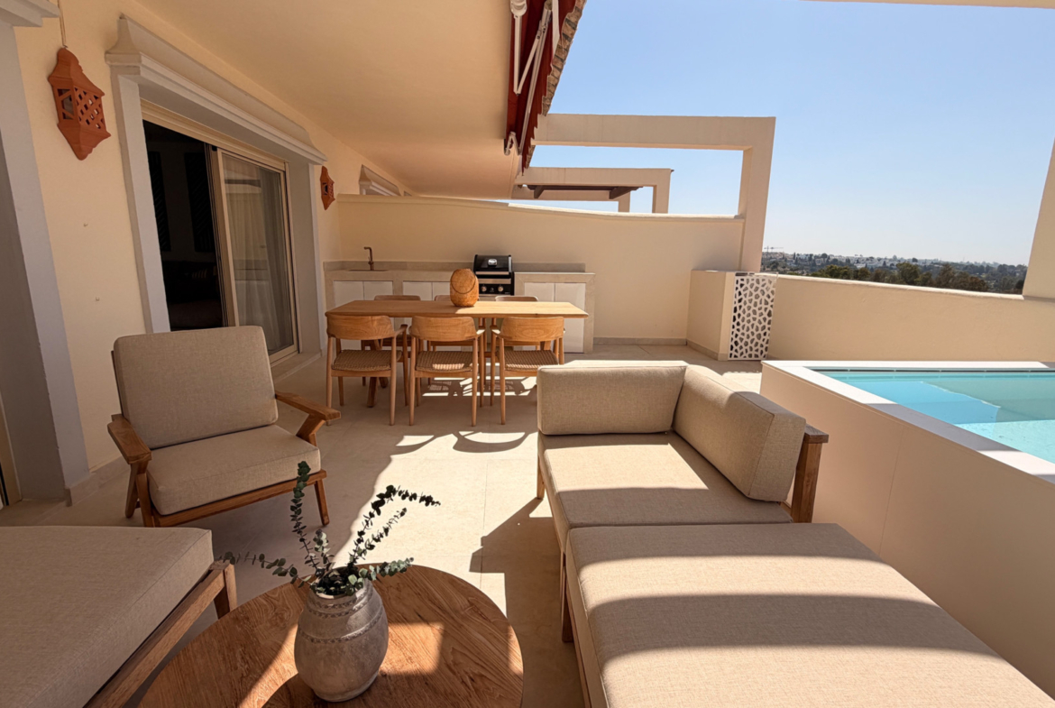 Apartamento de 3 Dormitorios recién reformado con vistas al mar y la montaña en Nueva Andalucia