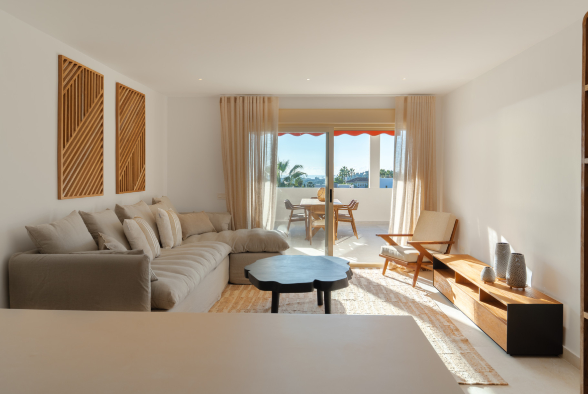 Apartamento de 3 Dormitorios recién reformado con vistas al mar y la montaña en Nueva Andalucia
