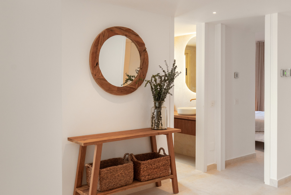 Apartamento de 3 Dormitorios recién reformado con vistas al mar y la montaña en Nueva Andalucia