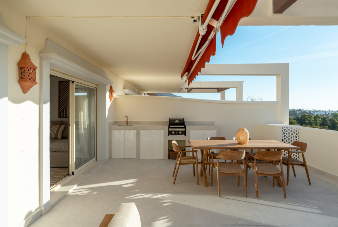 Apartamento de 3 Dormitorios recién reformado con vistas al mar y la montaña en Nueva Andalucia