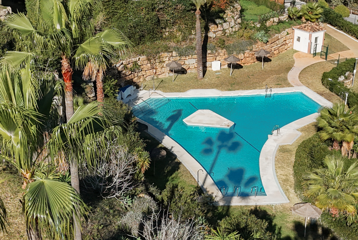 Apartamento de 3 Dormitorios recién reformado con vistas al mar y la montaña en Nueva Andalucia