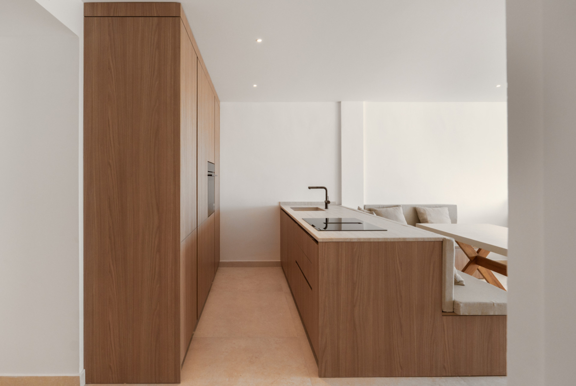 Apartamento de 3 Dormitorios recién reformado con vistas al mar y la montaña en Nueva Andalucia