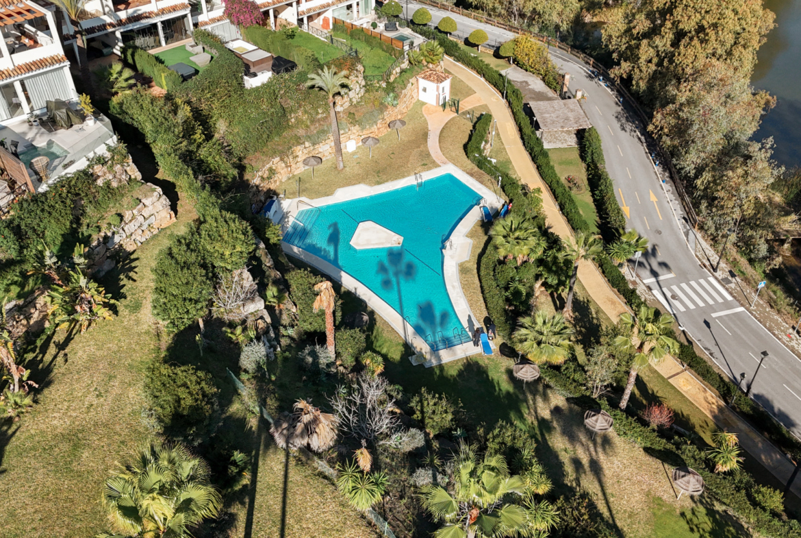 Apartamento de 3 Dormitorios recién reformado con vistas al mar y la montaña en Nueva Andalucia