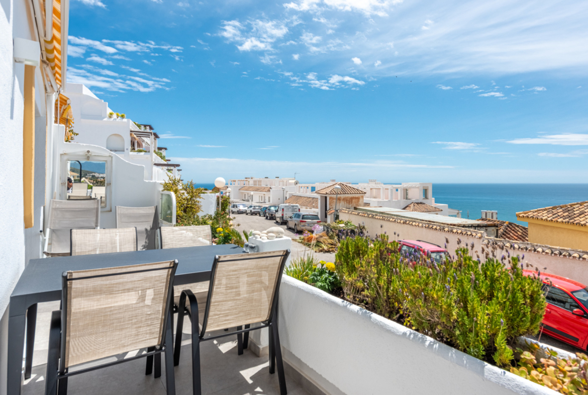 Gorgeous 2-Bedroom Apartment with Stunning Sea Views in Riviera del Sol!