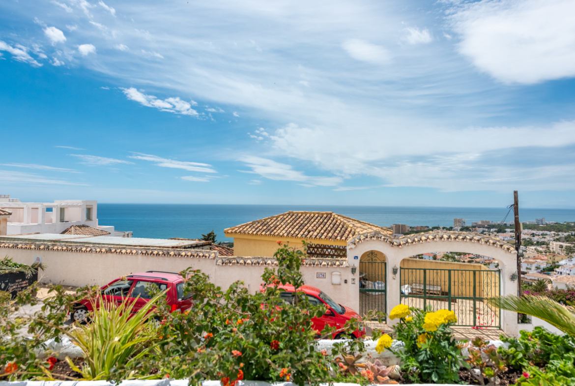 Gorgeous 2-Bedroom Apartment with Stunning Sea Views in Riviera del Sol!