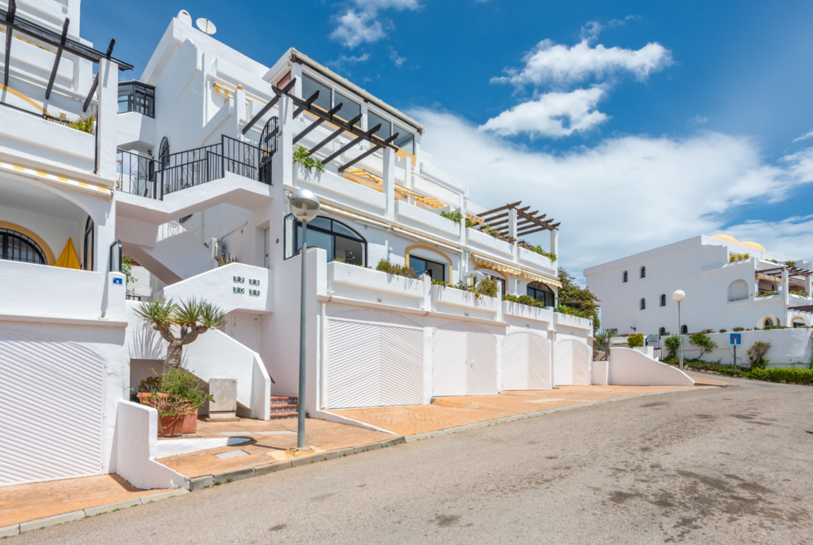 Gorgeous 2-Bedroom Apartment with Stunning Sea Views in Riviera del Sol!