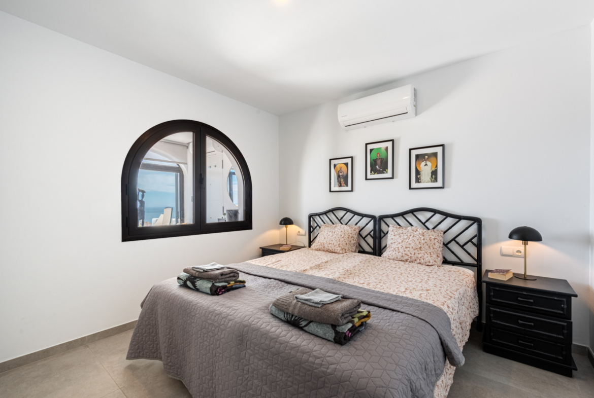 Gorgeous 2-Bedroom Apartment with Stunning Sea Views in Riviera del Sol!