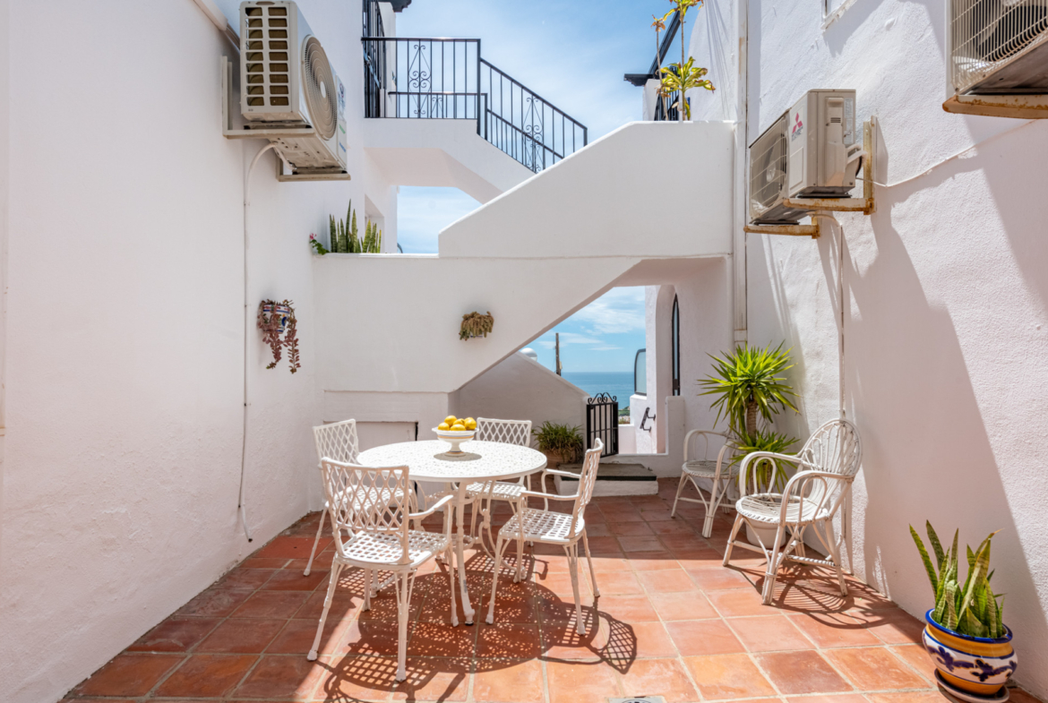 Gorgeous 2-Bedroom Apartment with Stunning Sea Views in Riviera del Sol!