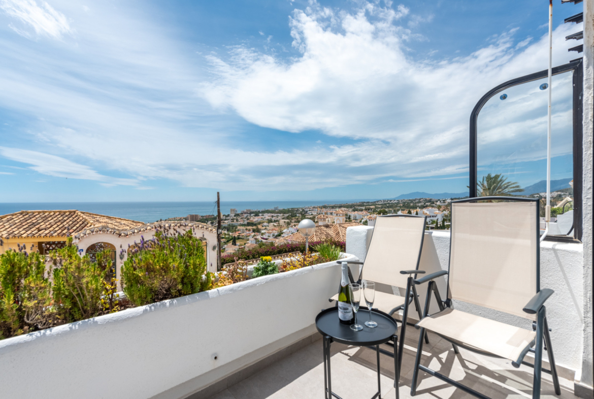 Gorgeous 2-Bedroom Apartment with Stunning Sea Views in Riviera del Sol!