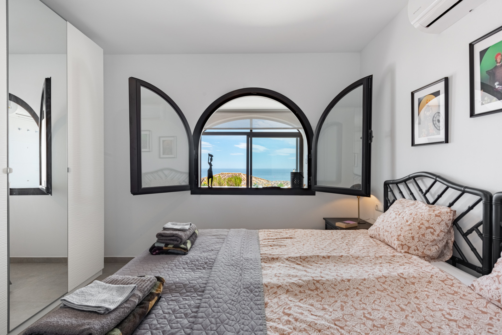 Gorgeous 2-Bedroom Apartment with Stunning Sea Views in Riviera del Sol!